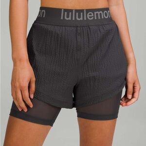 Lululemon Logo Waistband High-Rise Training Short
Graphite Grey Size 4